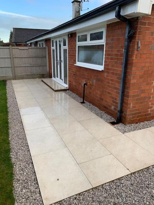 The Beautiful Bungalow Amazing Location For Chester & Zoo Wervin Екстериор снимка