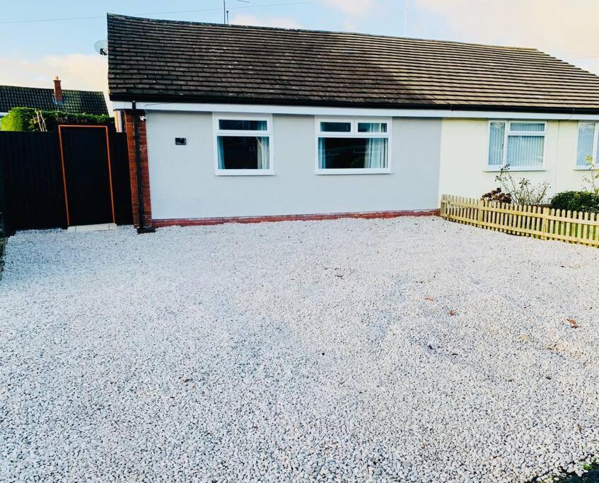 The Beautiful Bungalow Amazing Location For Chester & Zoo Wervin Екстериор снимка